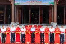 El presidente de la Asamblea Nacional de Vietnam, Tran Thanh Man, y delegados en la inauguración del Área conmemorativa del difunto secretario general del Partido Comunita, Le Duan. (Foto: baovanhoa.vn)
