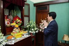 El presidente Luong Cuong ofrece incienso en homenaje al Presidente Ho Chi Minh.