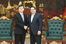 El primer ministro vietnamita, Pham Minh Chinh (derecha) recibe a Pei Jinjia, ministro de Asuntos de Veteranos de China (Foto: VNA)