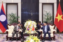 El presidente vietnamita, Luong Cuong (derecha) recibe al secretario general del Partido Popular Revolucionario (PRPL) y presidente de Laos, Thongloun Sisoulith. (Foto: VNA)