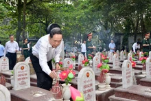 El presidente de la Asamblea Nacional, Tran Thanh Man, deposita flores en el Cementerio Nacional de los Mártires de la Carretera 9, en la provincia de Quang Tri. (Foto: quochoi.vn)
