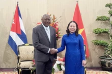 La vicepresidenta de Vietnam, Vo Thi Anh Xuan, recibe al miembro del Buró Político y vicepresidente de Cuba, Salvador Valdés Mesa. (Foto: VNA)