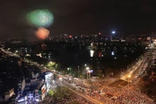 [Foto] Fuegos artificiales iluminan en Hanói para celebrar el 50 aniversario de reunificación nacional