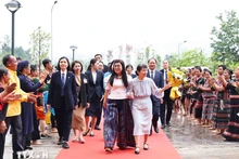 Las esposas de los primeres ministros de Vietnam y Japón visitan la Aldea de Cultura y Turismo de las Etnias Minoritarias. 