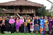 Le Thi Bich Tran, esposa del primer ministro vietnamita Pham Minh Chinh, y Ishiba Yoshiko, cónyuge del premier japonés Ishiba Shigeru, visitan la Aldea de Cultura y Turismo de las Minorías Étnicas de Vietnam.(Foto: VNA)