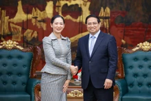 El primer ministro vietnamita, Pham Minh Chinh recibe a la ministra de Comercio de Camboya, Cham Nimul.(Foto: VNA)