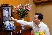El presidente de Vietnam, Vo Van Thuong, rinde tributo al difunto presidente Le Duc Anh. (Foto: VNA)
