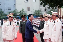 El presidente de Vietnam, Vo Van Thuong, con las autoridades del Alto Mando de la Guardia (Foto: VNA)