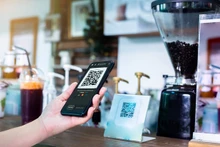 Los servicios de pago sin efectivo son convenientes y ahorran costos y tiempo tanto para vendedores como para compradores. (Foto: Vietnam+)