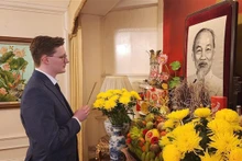 Kyril Whittaker, investigador de política e historia sobre Vietnam y miembro del Partido Comunista del Reino Unido, rinde homenaje al presidente Ho Chi Minh en la Embajada de Hanói en Londres. (Foto: VNA)