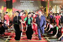 El presidente del Frente de la Patria de Vietnam, Do Van Chien, participa actividades en el evento. 
