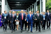 El presidente vietnamita Tran Dai Quang y los jefes de las delegaciones asistentes a la 25 Reunión de Líderes Económicos del APEC (Fotografía: VNA)