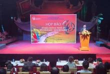 Nguyen Manh Cuong, director del Servicio de Cultura y Deportes de Ninh Binh habla en la conferencia de prensa para anunciar el festival. (Fotografía: sggp.org.vn)