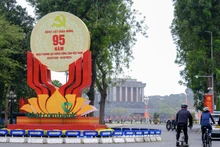 Paneles por el 95 aniversario del fundación del Partido Comunista de Vietnam en la calle de Hanói (Foto: hanoi.gov.vn)