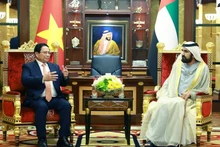 El primer ministro de Vietnam, Pham Minh Chinh (izquierda), mantiene conversaciones con el vicepresidente y primer ministro de los Emiratos Árabes Unidos, el jeque Mohammed bin Rashid Al Maktoum, en Dubái el 28 de octubre de 2024 (hora local) (Foto: VNA)