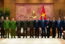 El presidente de la Asamblea Nacional, Tran Thanh Man y funcionarios del Ministerio de Seguridad Pública en el evento (Foto: Nhan Dan)