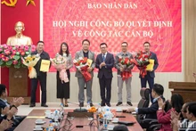 Quoc Minh entrega la decisión a los jefes del Departamento de Asuntos Políticos y Diplomáticos.