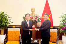 El viceministro permanente de Relaciones Exteriores Nguyen Minh Vu entregó la medalla conmemorativa “Por la causa de la diplomacia vietnamita” al director general del grupo surcoreano Samsung en el país indochino, Choi Joo Ho. (Foto: Ministerio de Relaciones Exteriores)