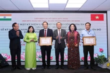 Entregan certificados de mérito del presidente del Comité Popular de Ciudad Ho Chi Minh a dos grupos y seis individuos de la filial de la Asociación de Amistad Vietnam-India la urbe por sus contribuciones a la diplomacia popular. (Foto: VNA)