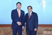 El primer ministro de Vietnam, Pham Minh Chinh, recibe a Chey Tae-won, presidente del Grupo SK y también titular de la Cámara de Comercio e Industria de Corea del Sur (KCCI). (Foto: Nhan Dan)