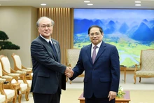 El primer ministro de Vietnam, Pham Minh Chinh y el secretario general de la Secretaría de Seguridad Nacional de Japón, Akiba Takeo.