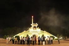 La gente visita la antigua ciudadela de Quang Tri. (Foto: VNA)