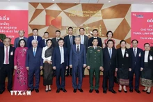 El presidente de Vietnam, To Lam, y representantes de Star Telecom. (Foto: VNA)