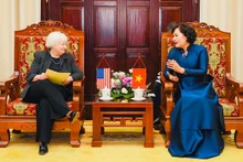 La gobernadora del Banco Estatal de Vietnam (BEV), Nguyen Thi Hong, y la secretaria del Tesoro de EE. UU., Janet L. Yellen.