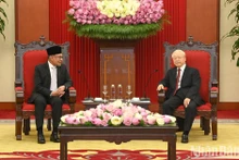 El secretario general del Comité Central del PCV, Nguyen Phu Trong (derecha) y el primer ministro de Malasia, Anwar Ibrahim.
