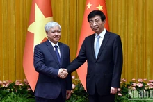 El presidente del Frente de la Patria de Vietnam, Do Van Chien (izquierda), y Wang Huning, miembro permanente del Buró Político del Comité Central del PCCh y presidente del Comité Nacional de la CCPPCh (Fotografía: Nhan Dan)
