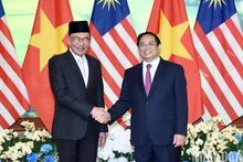 El primer ministro de Vietnam, Pham Minh Chinh, y su homólogo malasio, Anwar Ibrahim.