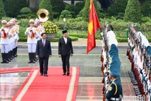 El primer ministro de Vietnam, Pham Minh Chinh, y su par malasio, Anwar Ibrahim, pasan revista a la guardia de honor.