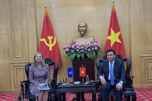 El miembro del Buró Político, director de la Academia Nacional de Política Ho Chi Minh y presidente del Consejo Teórico Central, Nguyen Xuan Thang, recibe a la directora del Banco Mundial en Vietnam, Mariam Sherman. (Foto: Nhan Dan)