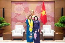 La vicepresidenta de la Asamblea Nacional de Vietnam, Nguyen Thi Thanh (derecha), y la representante de Unicef en Vietnam, Silvia Danailov. (Foto: quochoi.vn)