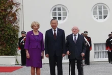 El presidente irlandés Michael D. Higgins y su esposa presiden una ceremonia oficial de bienvenida para el secretario general del Partido Comunista de Vietnam y presidente estatal To Lam. (Foto: VNA)