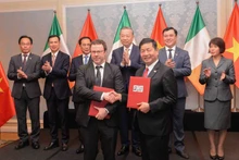 En la firma de un documento de cooperación entre la Universidad FPT (Vietnam) y el Centro de Investigación ADAPT (Irlanda) sobre el desarrollo de recursos humanos de alta tecnología en el campo de la inteligencia artificial. 