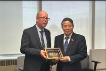 La vicepresidenta de la Asamblea Nacional, Nguyen Duc Hai, entrega regalos a representante de la Auditoría de Canadá. (Foto: VNA)