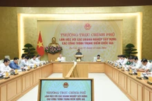 [Foto] Premier vietnamita trabaja con empresas encargadas de construir proyectos nacionales clave