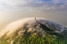 La montaña Ba Den, conocida como "la primera montaña celestial" (Foto: VNA)