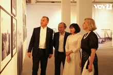 El embajador de Ucrania en Vietnam, Gaman Oleksandr (primero a la izquierda) visita la exposición de la fotógrafa ucraniana Sofia Yablonska. (Foto: VOV)