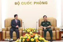 El general Phan Van Giang, ministro de Defensa de Vietnam, recibe al viceministro de Defensa de Corea del Sur Kim Seon-ho. (Foto: VNA)