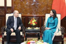 La presidenta interina de Vietnam, Vo Thi Anh Xuan, recibe al embajador de Argelia en el país, Abdelhamid Boubazine. (Foto: VNA)