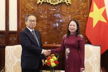 La presidenta interina de Vietnam, Vo Thi Anh Xuan, recibe al embajador japonés en Hanoi, Yamada Takio (Foto: VNA)
