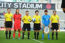 La árbitra Bui Thi Thu Trang (tercera por la derecha) y la árbitra asistente Nguyen Thi Hang Nga (primera por la derecha). Foto: VFF