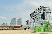 El escenario en construcción del Carnaval Ha Long 2024 (Foto: laodong.vn) 