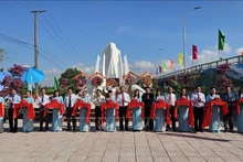 En la ceremonia de inauguración del parque y la estela conmemorativa (Foto: VNA)
