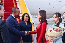 El primer ministro de Etiopía, Abiy Ahmed Ali, llega al aeropuerto internacional de Noi Bai, en Hanói, iniciando su visita oficial a Vietnam. (Foto: VNA)