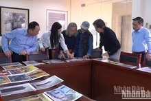 El consejo de arte selecciona las obra destacadas para la exposición. (Foto: Nhan Dan)