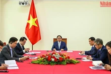 El primer ministro de Vietnam, Pham Minh Chinh, sostiene una conversación telefónica con su homólogo australiano, Anthony Albanese.