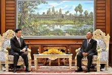 El miembro del Buró Político y permanente del Secretariado del PCV, Vo Van Thuong, fue recibido por el presidente honorario del PPC y presidente de la Asamblea Nacional, Heng Samrin. (Fotografía: VNA)